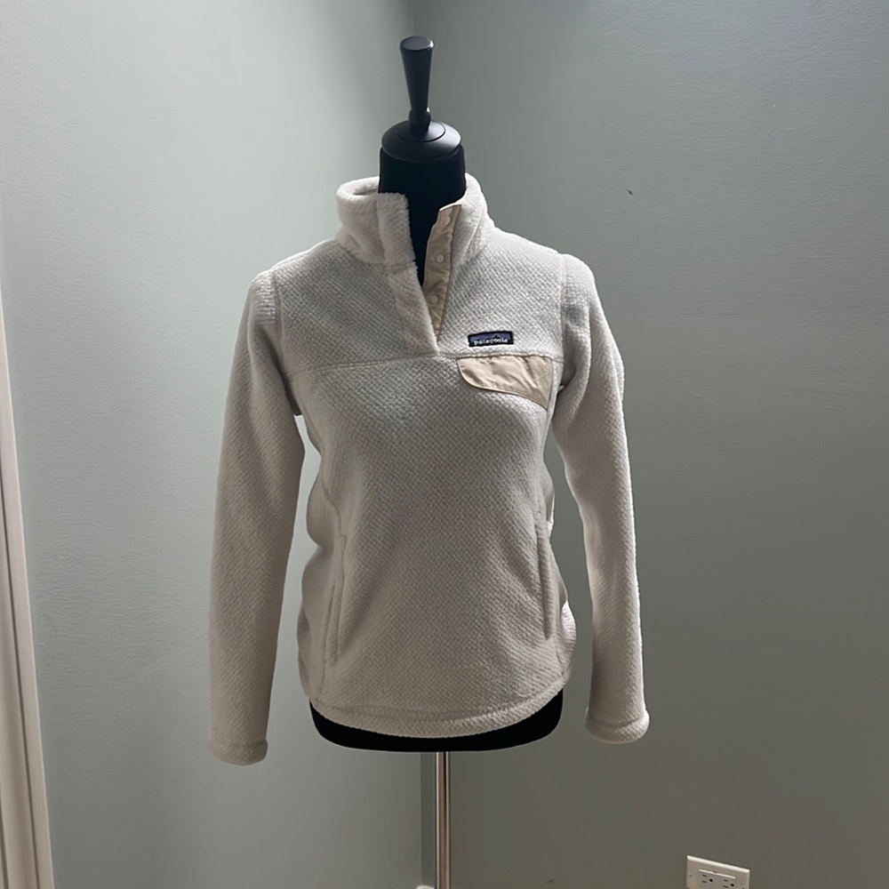 Patagonia Women’s Off White 3 Snap Fleece XS